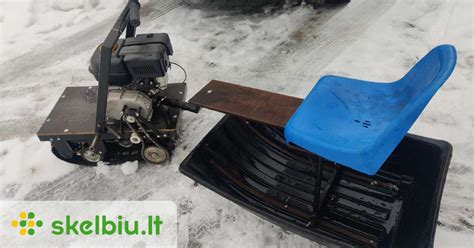 Nidos uosto molas, į kurį rėžėsi sniego motociklas