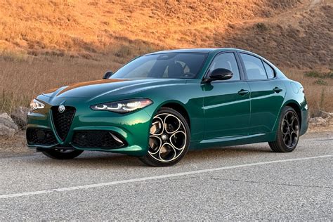 Alfa Romeo Giulia važiuojant posūkiu