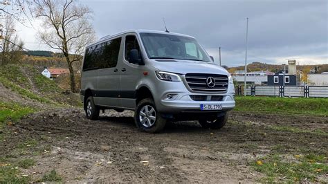 tematinė nuotrauka, vaizduojanti Mercedes-Benz Sprinter furgoną kelyje