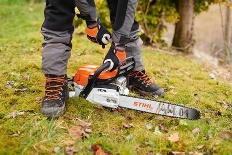 Teminis Husqvarna 55 grandininio pjūklo nuotrauka dirbant miške
