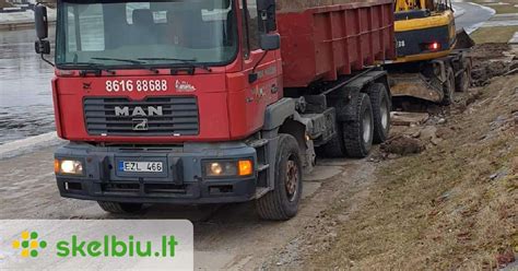Teminė nuotrauka su Volvo savivarčiu, dirbančiu statybvietėje