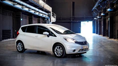 Nissan Note E12 keleivių salono saugiklių dėžės nuotrauka