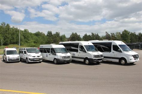 Infografika apie mikroautobusų nuomos privalumus verslui