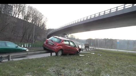 Tematinė nuotrauka: apgadintas automobilis prie kelio atitvarų