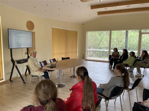 Tematinė nuotrauka: besimokantys specialistai konferencijų salėje