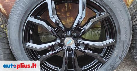 Teminis automobilio ratų ir padangų foto su išryškintais slėgio davikliais