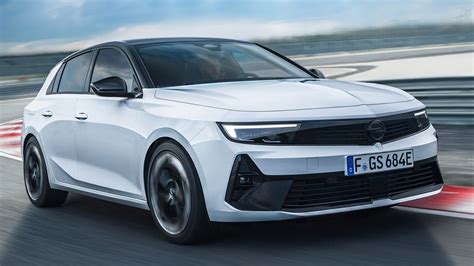 Opel Astra važiuojanti keliu