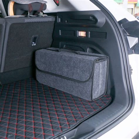 Teminė nuotrauka su automobilio bagažinės daiktadėže ir tvarkingai sudėtais daiktais