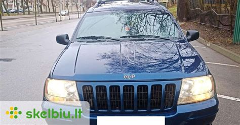 automobilis kelyje su kokybiškomis padangomis