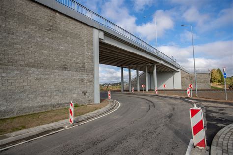 Tematinė nuotrauka: statomas viadukas su technika ir darbininkais
