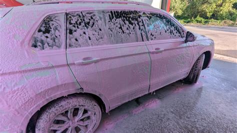 automobilio plovimas rožinėmis putomis
