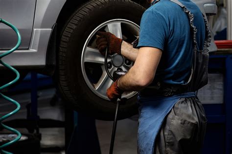 Teminė nuotrauka su mechaniku, dirbančiu autoservise
