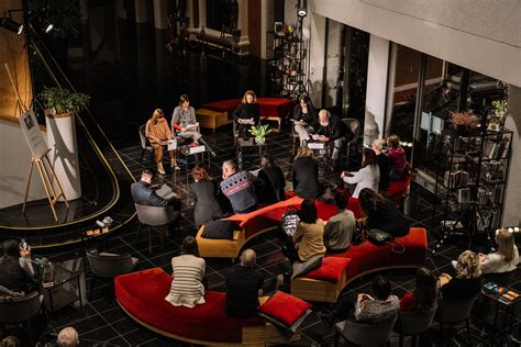 Tematinė nuotrauka su scenos užkulisiais ir žiūrovais