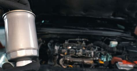 Nuotrauka, vaizduojanti kuro siurblį automobilyje arba kuro filtro keitimą.