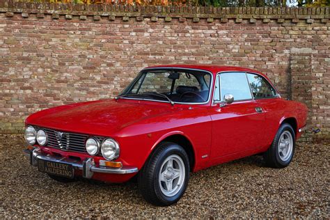 Alfa Romeo GTV interjero nuotrauka su sportinėmis sėdynėmis