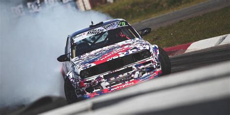 Tematinė nuotrauka: drifto automobilis posūkyje