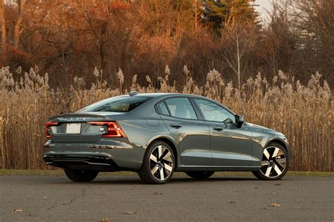 Nuotrauka, iliustruojanti lemputės keitimą „Volvo S60“ priekiniame žibinte