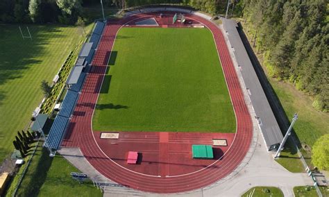 Bėgimo takas stadione iliustruojantis lankų ir tiesių atkarpų derinį