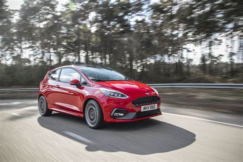 scheminis vaizdas, kaip atrodė pirmoji „Ford Fiesta“ kartos automobilis