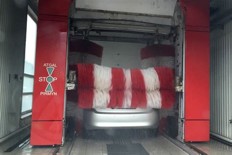 Tematinė nuotrauka: švarus automobilis Circle K plovykloje