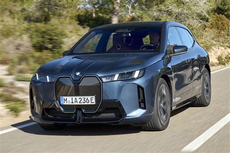 Tematinė nuotrauka: atnaujintas BMW iX įkraunamas stotelėje