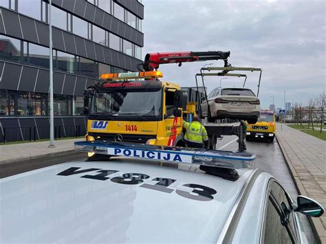 Teminė nuotrauka su automobilio pervežimu, iliustruojanti paslaugas Radviliškyje