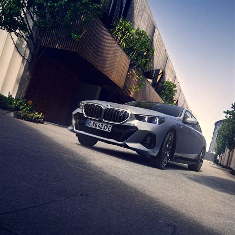 BMW 530d važiuojantis keliu, vizualizuojantis degalų sąnaudas ir variklio galingumą