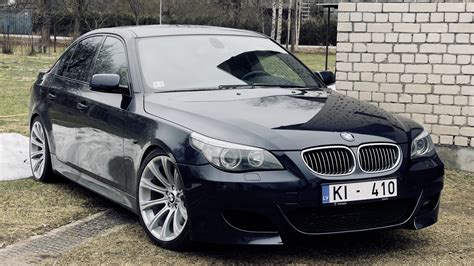 BMW E60 530d važiuojantis miesto gatve, demonstruojantis jo išvaizdą ir degalų sąnaudas