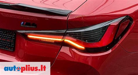 Galinių žibintų dizainas su pilno pločio LED juosta ir integruota BMW emblema
