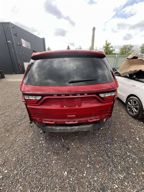 Nuotrauka su platu naudotų Dodge dalių pasirinkimu