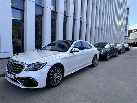 Juodas Mercedes S klasės limuzinas su balta juosta
