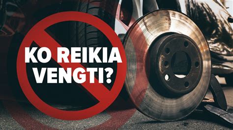 Mechanikas dirbantis su automobilio stabdžių sistema