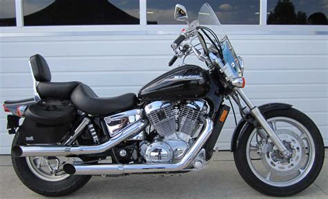 Infografika, vaizduojanti Honda Shadow 1100 matmenis ir pakabos komponentus
