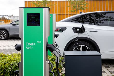 Infografika apie elektromobilių skaičiaus augimą ir jų poveikį eismo saugumui Lietuvoje.