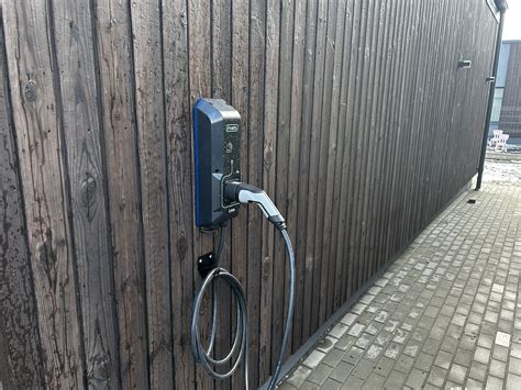 Elektrinių sunkvežimių įkrovimo stotelė ir jungtys