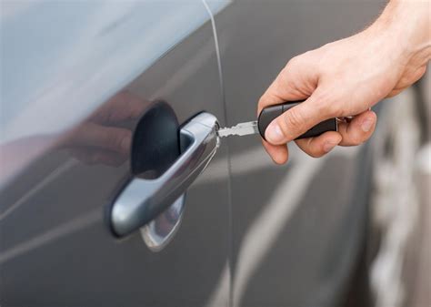 Vizualizacija: Automobilio durys su pažeista spyna