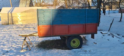 Teminė nuotrauka su savadarbe priekaba ūkinėje aplinkoje