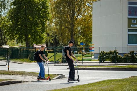 Teminis nuotrauka, vaizduojanti dviračius ir elektrinius paspirtukus mieste