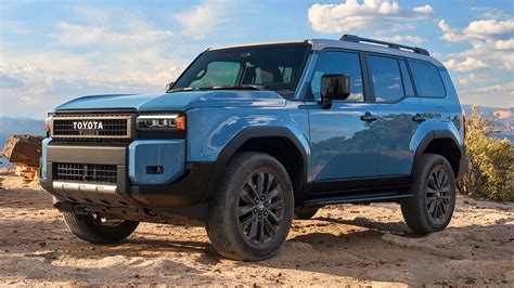 Toyota Land Cruiser 2024 modelio interjeras su skaitmeniniu prietaisų skydeliu ir jutikliniu ekranu