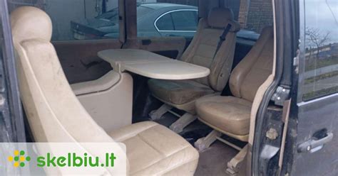 schematinis išdėstymas automobilio vidaus su galimybėmis transformuoti sėdynes
