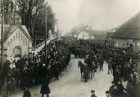 Istorinė nuotrauka su sovietiniais autoinspektoriais prie Kauno sankryžos