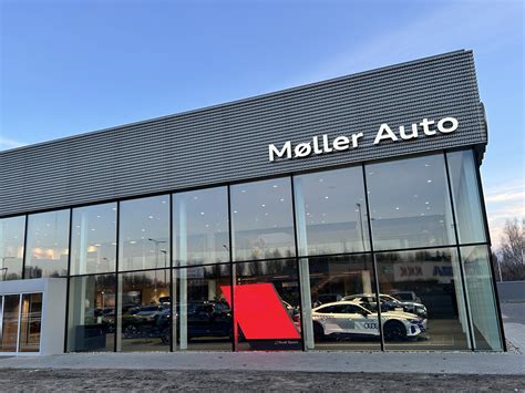 Nuotrauka, vaizduojanti modernią „Moller Auto“ servisą su įrengimais ir darbuotojais