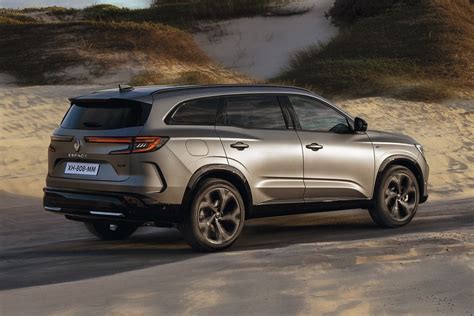 Nuotrauka, vaizduojanti modernų ir futuristinį Renault Espace (5-os kartos) interjerą su dideliu lietimui jautriu ekranu.