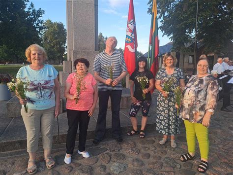 nuotrauka, kurioje lietuviai gieda Tautišką giesmę liepos 6-osios šventės metu