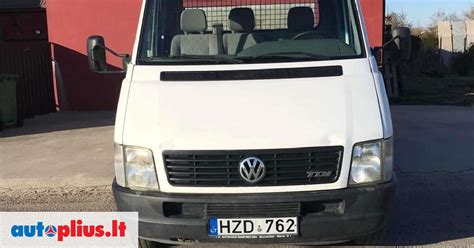 Nukentėjęs krovininis mikroautobusas „Volkswagen“ ir vilkikas „Volvo“ avarijos vietoje
