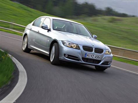 Vaizdas: BMW E90 automobilio priekis su įjungtais priekiniais žibintais