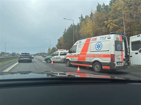 nuotrauka, vaizduojanti susidūrusius automobilius ir gelbėtojų darbą avarijos vietoje