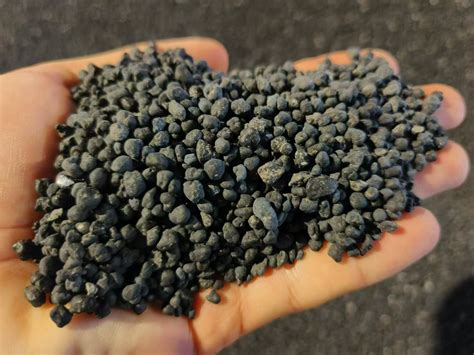 nuotrauka, vaizduojanti superfosfato granules, paskleistas ant dirvos paviršiaus