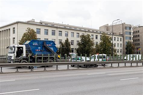 Darbuotojų grupė, dirbanti su sunkvežimiu tarptautiniame maršrute