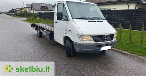 Autovežis su keliais automobiliais, judantis keliu